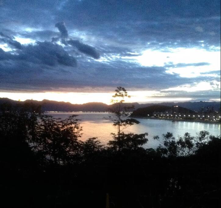 Por De Sol No Mar Da Cama Villa Caraguatatuba Kültér fotó